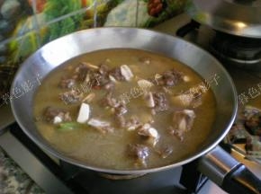 加适量的水，小火慢炖大约45分钟左右牛软肋炖软烂了