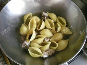 （我取出一部分炖好的牛软肋，另行做菜）按照个人的食用量留一部分，加入意大利粉，小火炖20分钟，意大利粉每一种类的烹制时间不同，需要看说明书