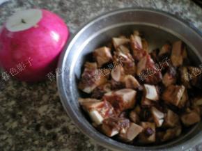 萝卜洗净备用，牛骨解冻，用料酒老抽腌制20分钟