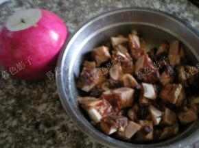 萝卜洗净备用，牛骨解冻，用料酒老抽腌制20分钟