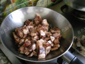 热油炒下牛骨，变色离火