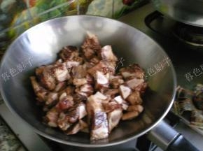 热油炒下牛骨，变色离火