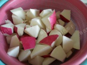 大萝卜切成块，可按照个人喜好切