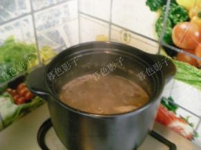 把炒好的牛骨倒进砂锅里边，加入适量的汤盖上盖子，小火慢煨