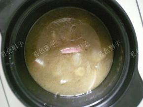 大约要慢煨40分钟左右，肉烂骨软，放萝卜一起继续煨到萝卜软烂，加盐即可出锅