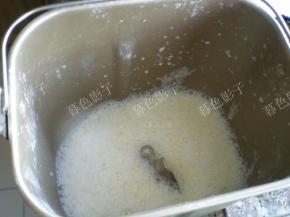 鸡蛋打散，牛奶一起倒进面包桶里混合一下