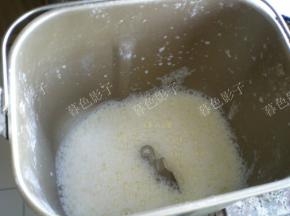 鸡蛋打散，牛奶一起倒进面包桶里混合一下