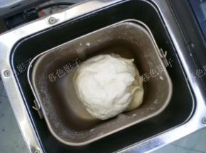 加面粉在面包桶里的时候，分为二次加酵母粉，面包机设置揉面程序33分钟。面包机不同揉面的时间不同，我用的是柏翠面包机。