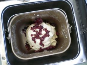 第一个揉面程序结束加蔓越莓果脯和黄油