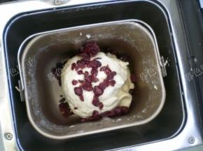 第一个揉面程序结束加蔓越莓果脯和黄油