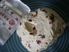 发酵好的面胚，放在案板上排气