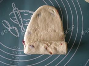 擀开成为椭圆形状，从一端卷起