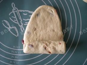 擀开成为椭圆形状，从一端卷起