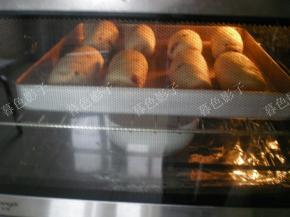 烤箱设置温度35度，时间8分钟，关闭烤箱。烤箱里边放一碗热水。自然发酵35分钟左右二倍大即可