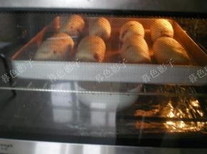 烤箱设置温度35度，时间8分钟，关闭烤箱。烤箱里边放一碗热水。自然发酵35分钟左右二倍大即可