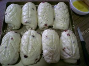 二次发酵结束，刷鸡蛋液，撒干粉，按照个人喜好用快刀割