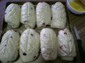 二次发酵结束，刷鸡蛋液，撒干粉，按照个人喜好用快刀割