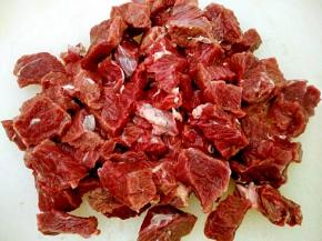 牛肉洗净切成小方块。