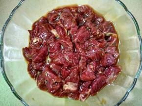 放入碗里倒入少量料酒，蚝油、酱油、盐、鸡精、胡椒粉搅匀，放入冰箱冷藏腌制1小时。