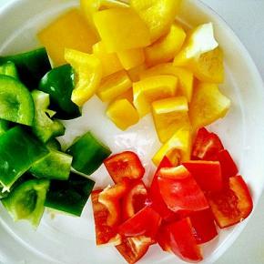 青、红、黄椒切成小方块。
