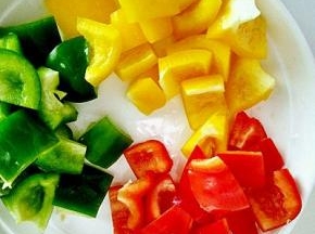 青、红、黄椒切成小方块。