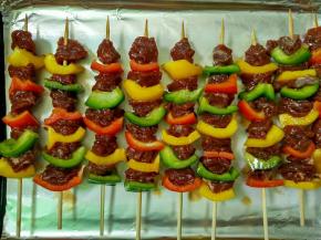 提前洗净竹签，用竹签将所有食材随意串起。