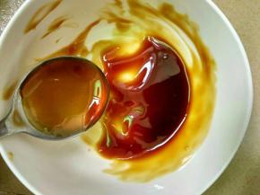 取一小碗放入两大勺蚝油和一大勺酱油搅匀成酱汁。