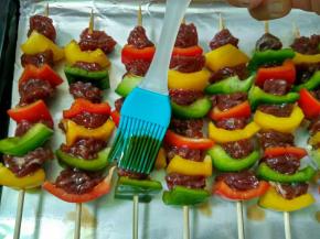 肉串两面刷上酱汁。