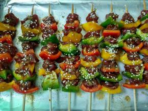 肉串两面撒上孜然粉和芝麻。