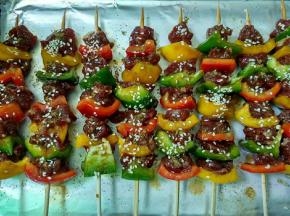 肉串两面撒上孜然粉和芝麻。