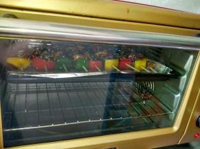 放入预热200度烤箱，上层烤15分钟，中途翻面。