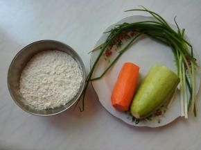 备料。胡萝卜洗净削皮，西葫芦洗净外皮，香葱去头儿洗净。