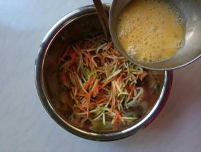 蛋液打匀后加到蔬菜里。