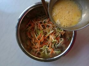 蛋液打匀后加到蔬菜里。