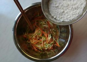 静置10来分钟，蔬菜就出汁水了，不要倒掉，接着加面粉。