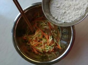 静置10来分钟，蔬菜就出汁水了，不要倒掉，接着加面粉。