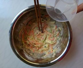 加水调成面糊。这个面糊的浓稠程度，就像摊煎饼果子一样，用筷子挑起面糊，可成缓慢的流动状。