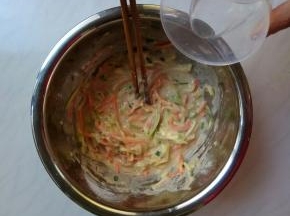 加水调成面糊。这个面糊的浓稠程度，就像摊煎饼果子一样，用筷子挑起面糊，可成缓慢的流动状。