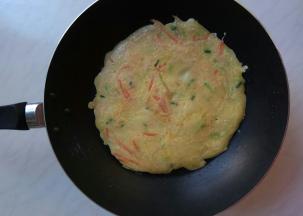 煎一会，晃动锅，面糊定型可以整片移动了，再翻面继续再煎一会。反复2、3个来回，饼就好了。