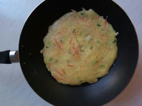 煎一会，晃动锅，面糊定型可以整片移动了，再翻面继续再煎一会。反复2、3个来回，饼就好了。