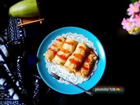 把饼皮卷起来，蛋香中交杂有西葫芦的清香，蘸着番茄酱，愣把咱中华传统的老吃食吃出了洋味哦！