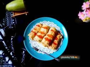 把饼皮卷起来，蛋香中交杂有西葫芦的清香，蘸着番茄酱，愣把咱中华传统的老吃食吃出了洋味哦！