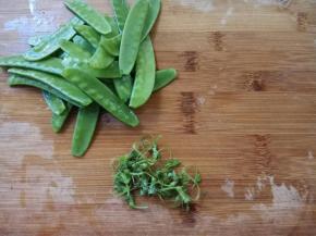 荷兰豆洗净，掐着一头，顺着撕去筋儿；另一头同样处理。