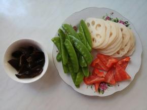 藕削皮切成薄片，红椒洗净切成小块。