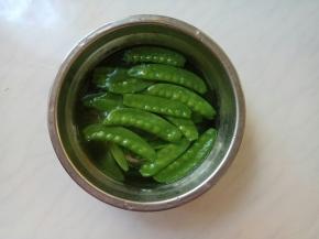 捞出冲冷水，泡一会。