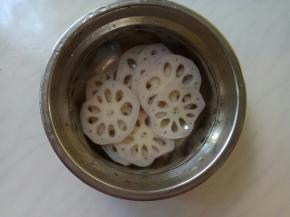 捞出，泡冷水。9孔藕哦！