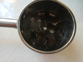 焯木耳，捞出。