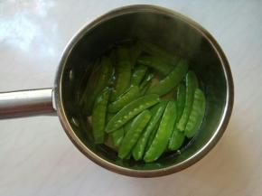 起锅做水，水里放一点盐，滴几滴油，放入荷兰豆焯烫半分钟。这样焯烫出来的蔬菜，既锁住了水分，又保持绿色好看。
