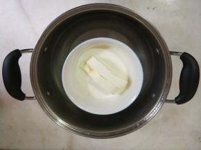 奶油奶酪中加入牛奶，坐于热水中。