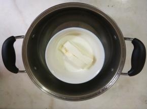 奶油奶酪中加入牛奶，坐于热水中。